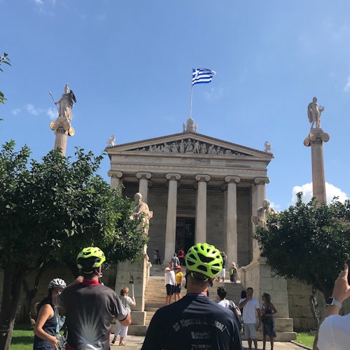 学院大楼是构成“雅典三部曲”的三座建筑之一。