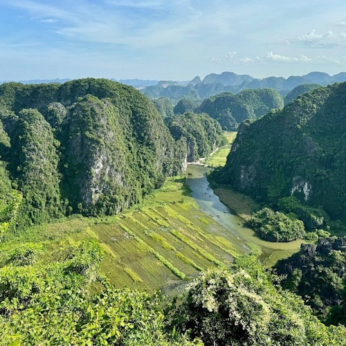 På toppen af Mua Cave