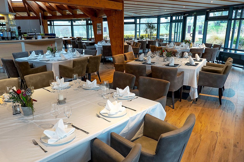 Elegant gedeckter Speisesaal mit großen Fenstern im Restaurant Luna am Grün