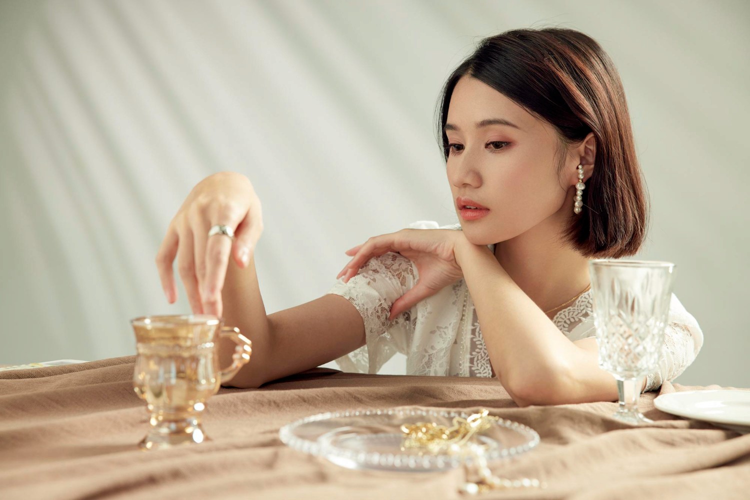 專業水光嫩膚及射頻膠原緊緻療程效果，展示女性透亮飽滿肌膚，適合暗瘡護理及深層清潔。