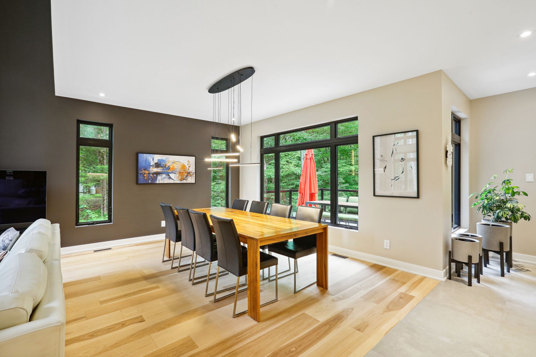 Salle à manger angle large, luminaire contemporain.