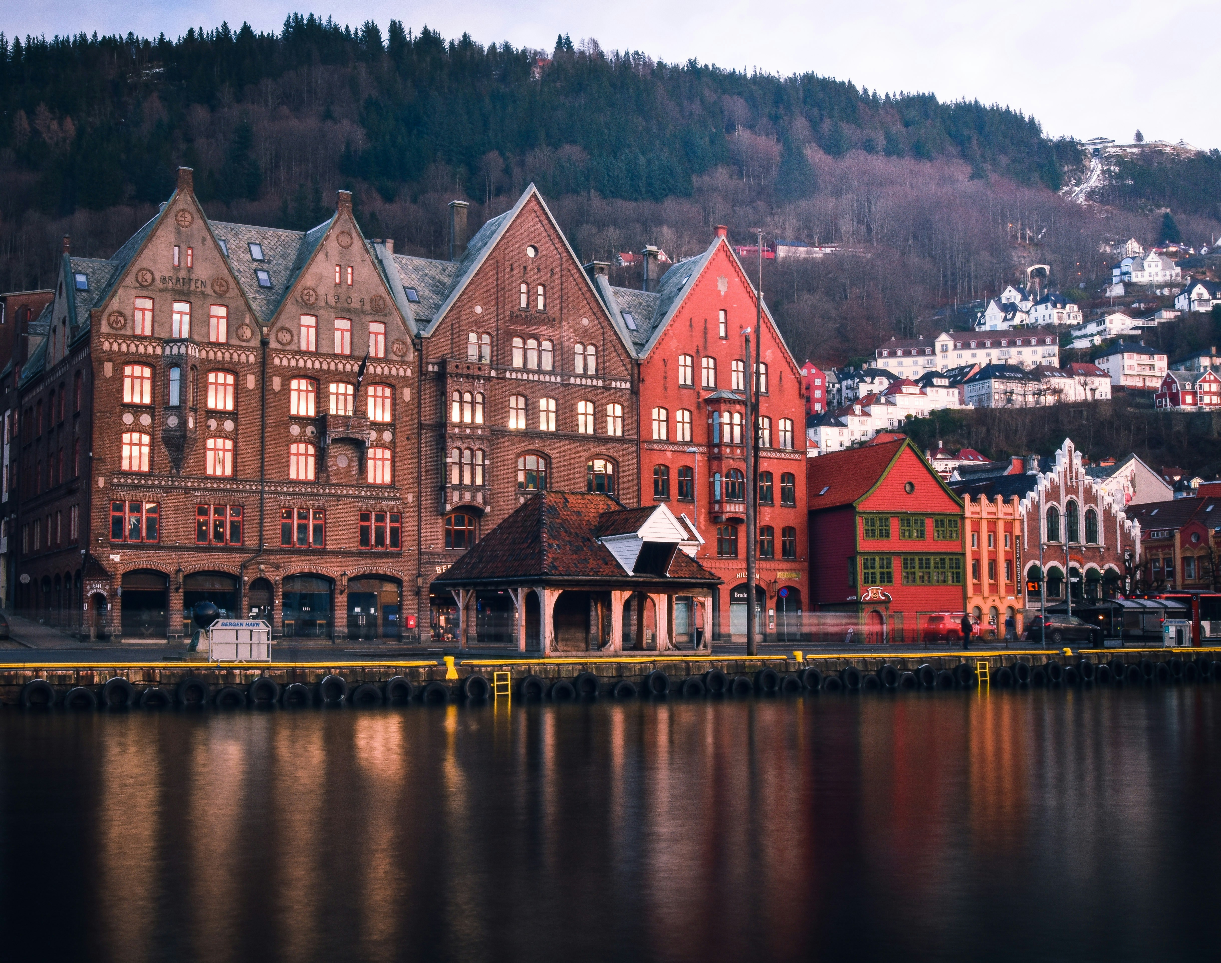 Hero-bilde fra nettsidesiden: Bryggen i Bergen ved vannet.