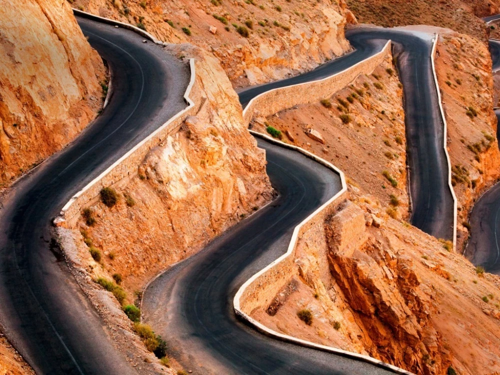 Катание вдоль моря на закате