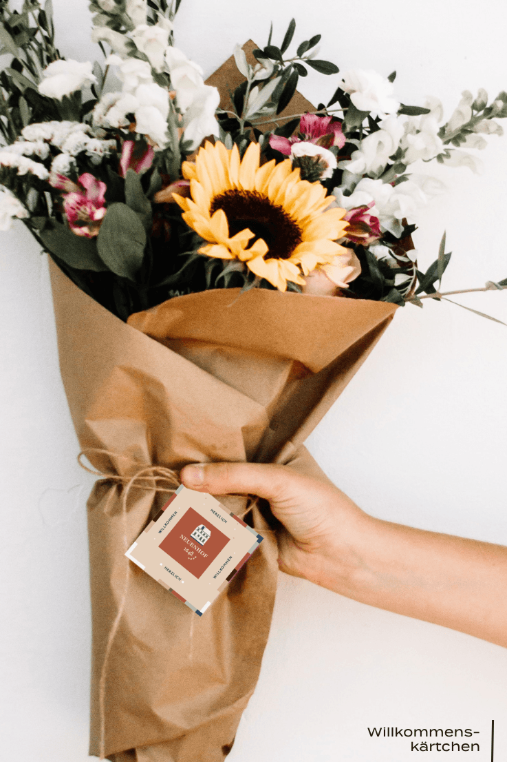 Blumenstrauß in Packpapier eingewickelt mit Willkommenskärtchen eines Branding Projektes