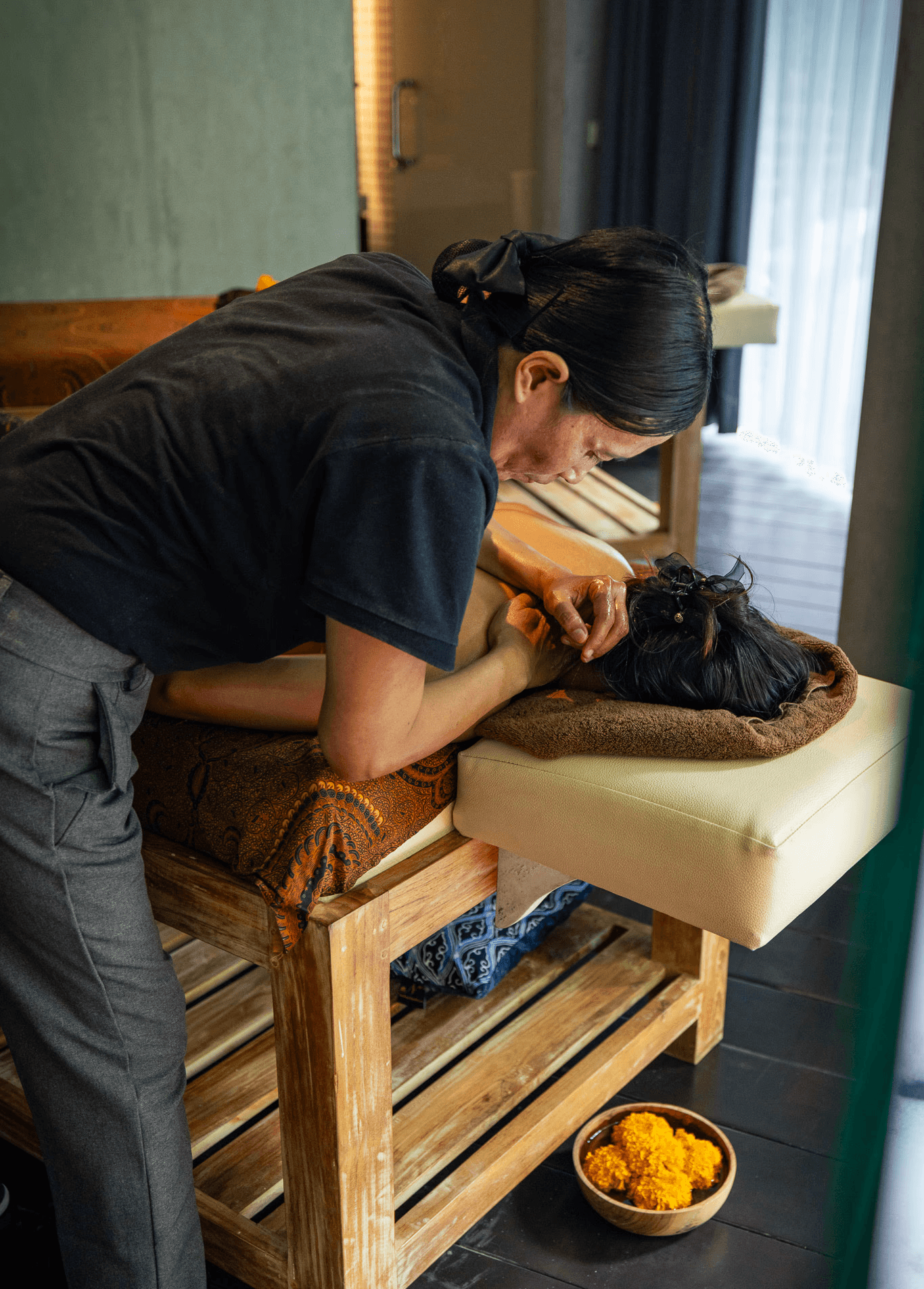 Professionelle balinesische Massage in der Spa-Oase des Ning Resort Ubud – Entspannung in tropischer Atmosphäre
