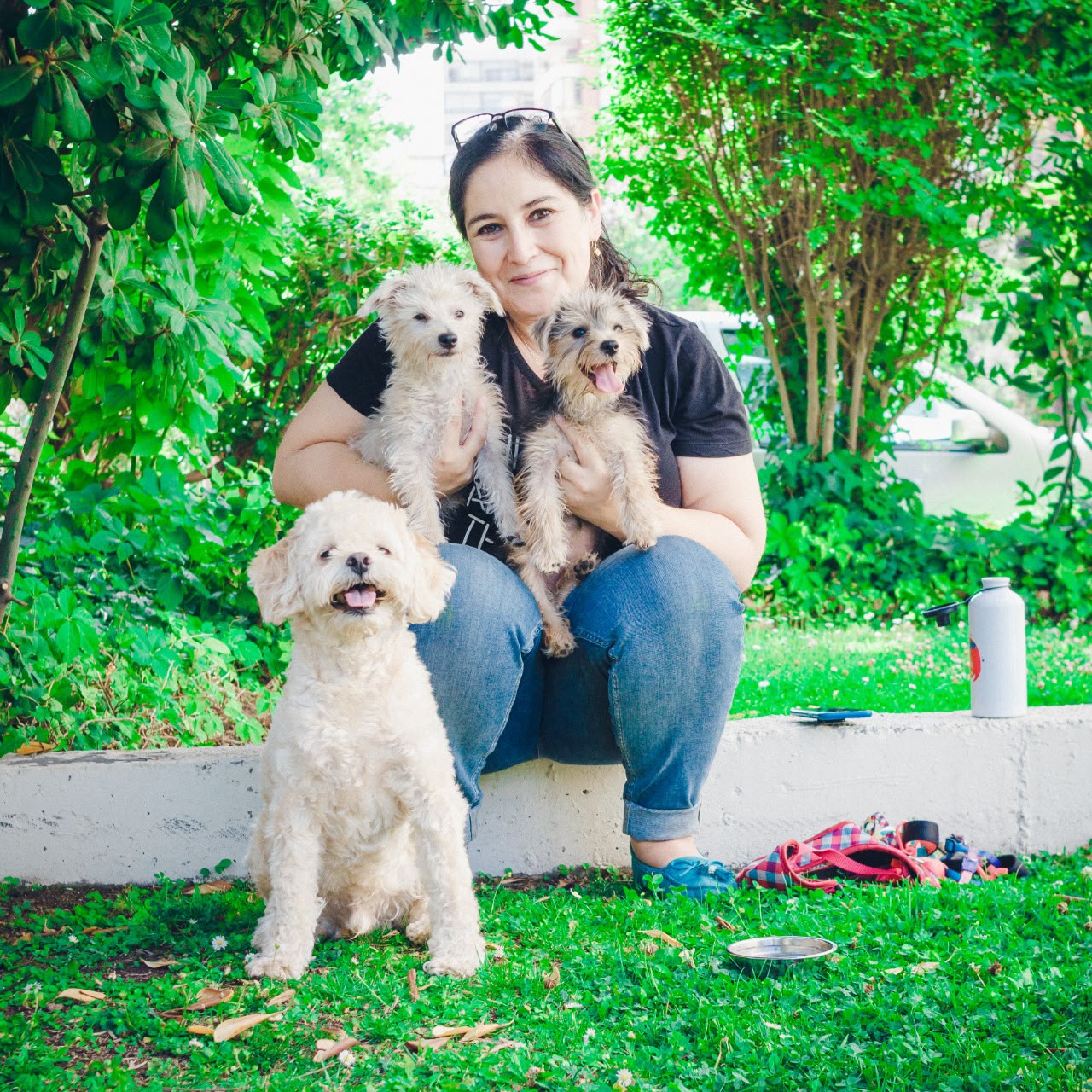 Aracely con Oliver, Dominga y Maia en el parque