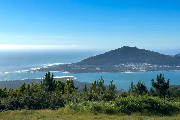 Vista panorâmica sobre o estuário do rio Minho e o Monte de Santa Trega — tours turísticos pela costa do Minho · Táxi Afonso · 11 Moledo e Cristelo