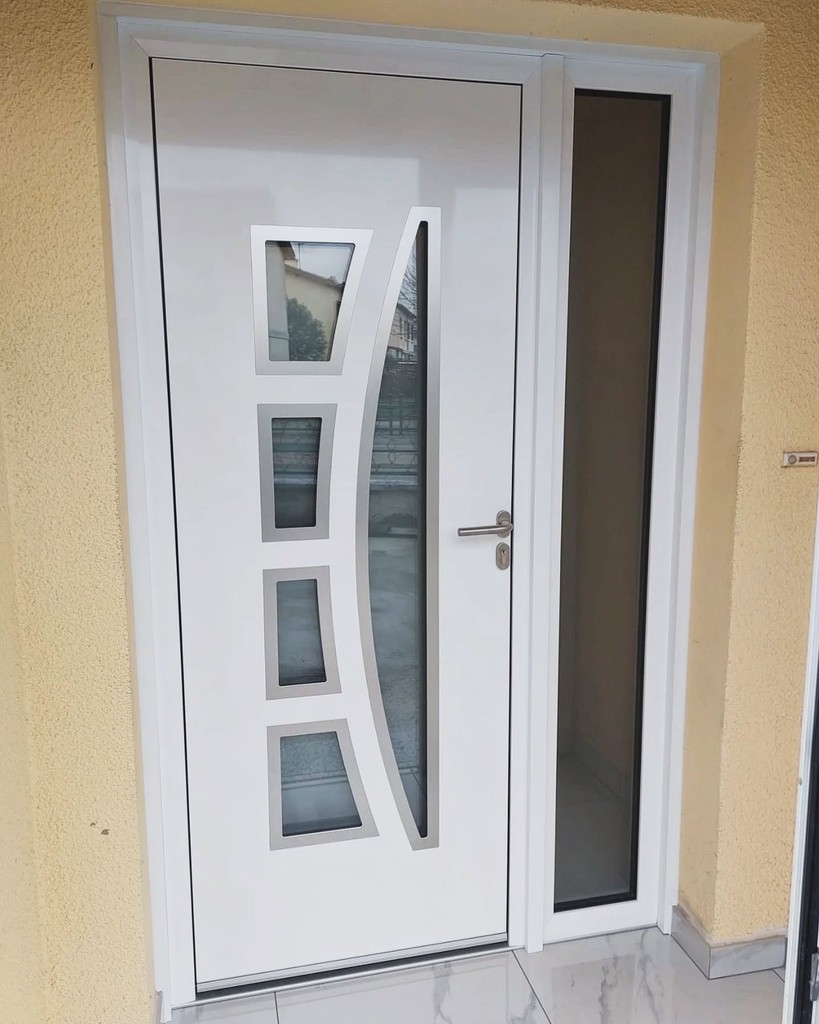 Porte d’entrée blanche avec quatre vitrages incurvés alignés.