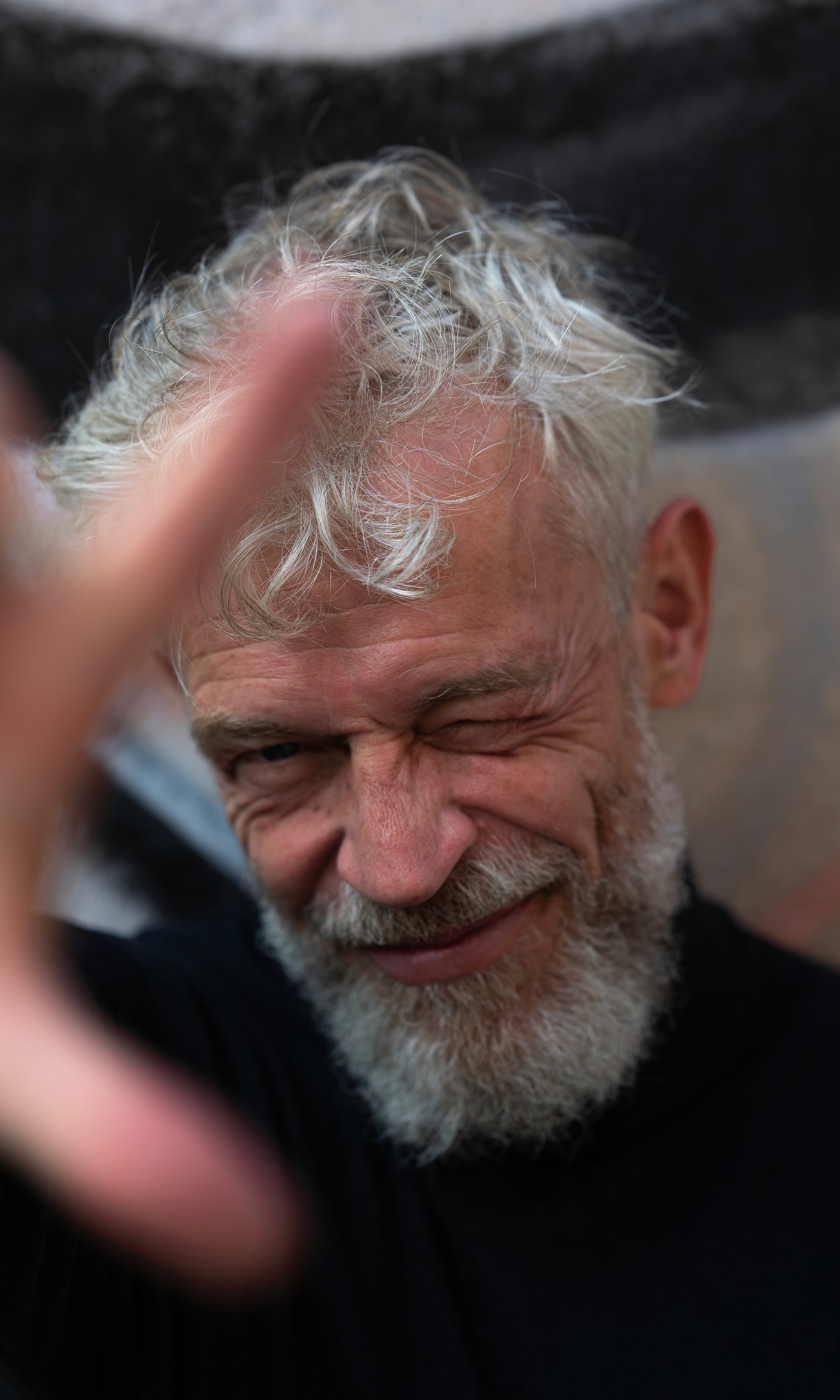 Nahaufnahme Best Ager Model zeigt Hände flirty 