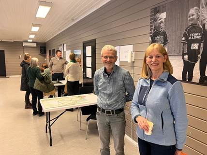 Et bilde som inneholder klær, person, mann, innendørs
KI-generert innhold kan være feil.