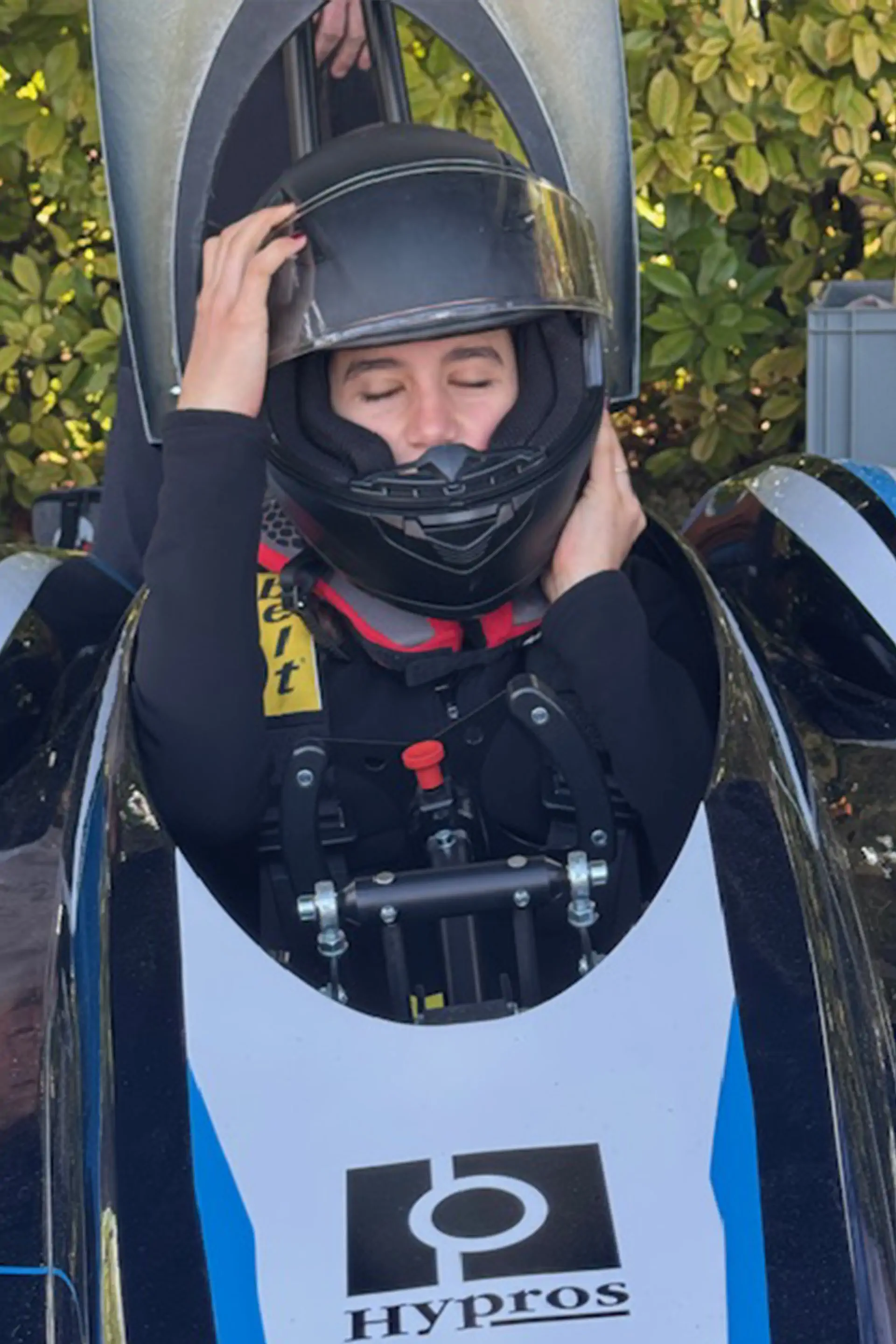 Natacha Binczak enfilant son casque dans le cockpit de la caisse à savon Hypros