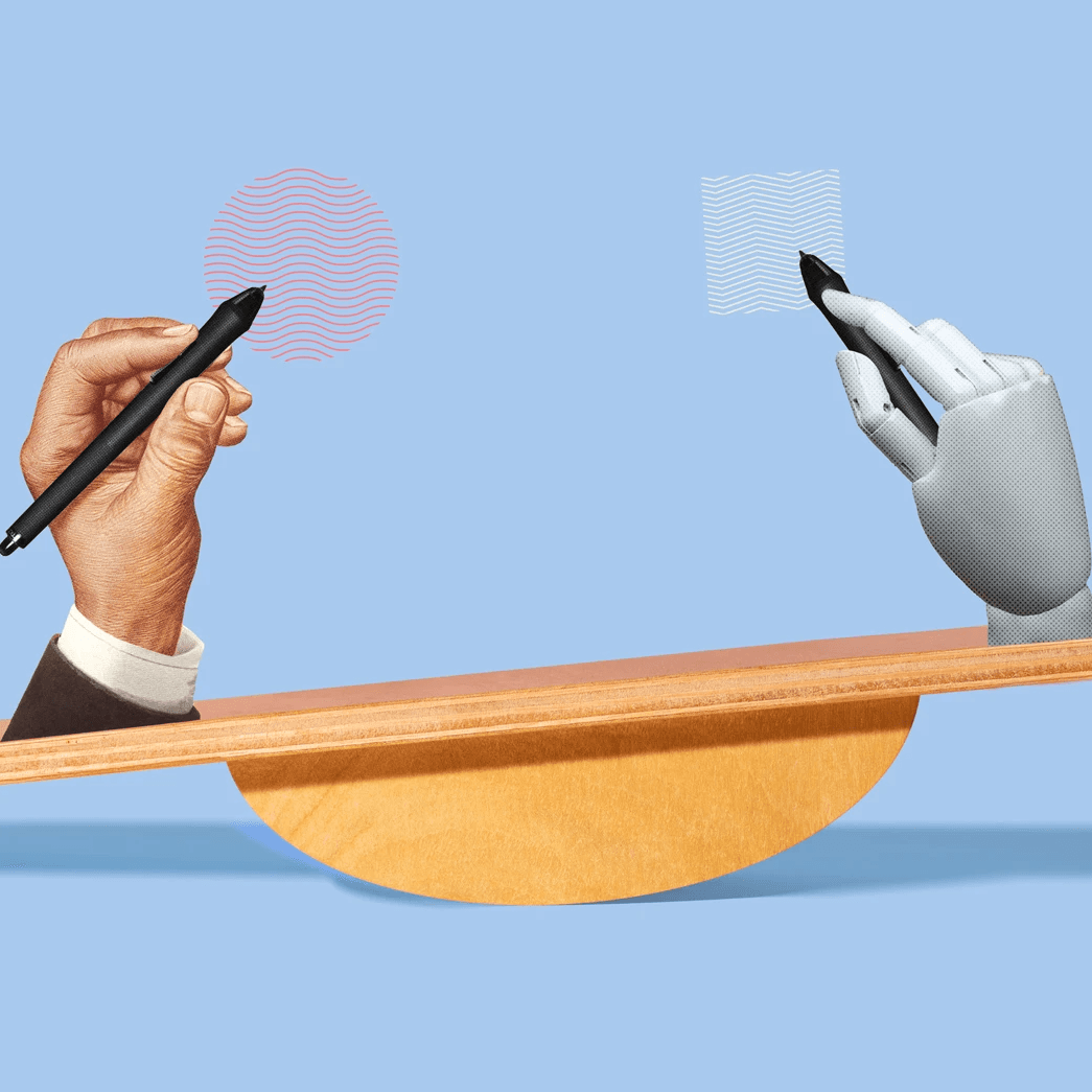 Mano humana y mano robótica con lápices, simbolizando colaboración entre humanos y tecnología en un fondo azul.