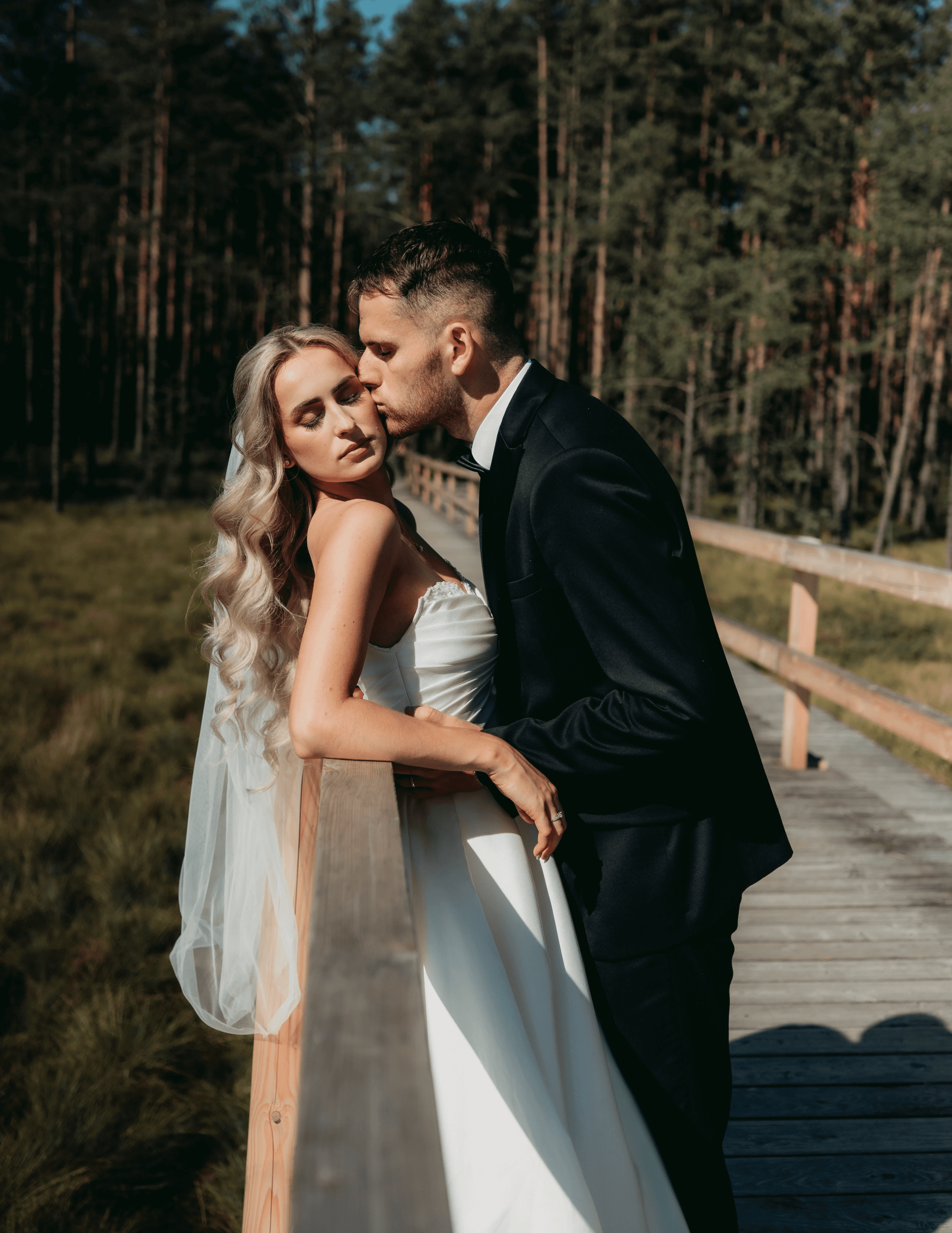 Svadobný pár na drevenom chodníku v horách Oravy. Svadobná fotografka Eva Paldiovej zachytáva emócie. Svadobná fotografia Tvrdošín, Dolný Kubín, Trstená, Námestovo.
