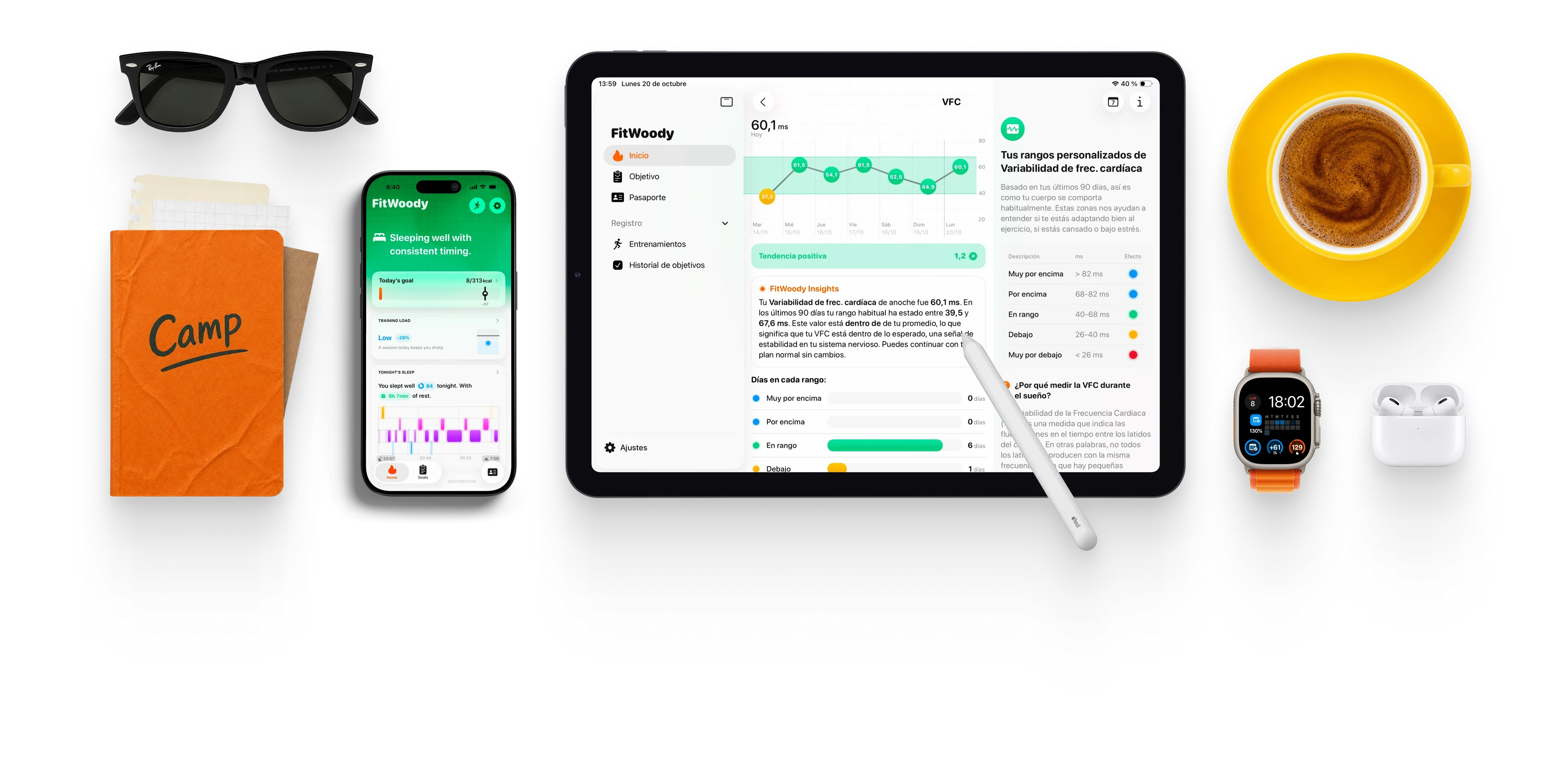 iPhone, iPad y Apple Watch con FitWoody entre objetos de un día normal: gafas de sol, un cuaderno, un café y unos AirPods