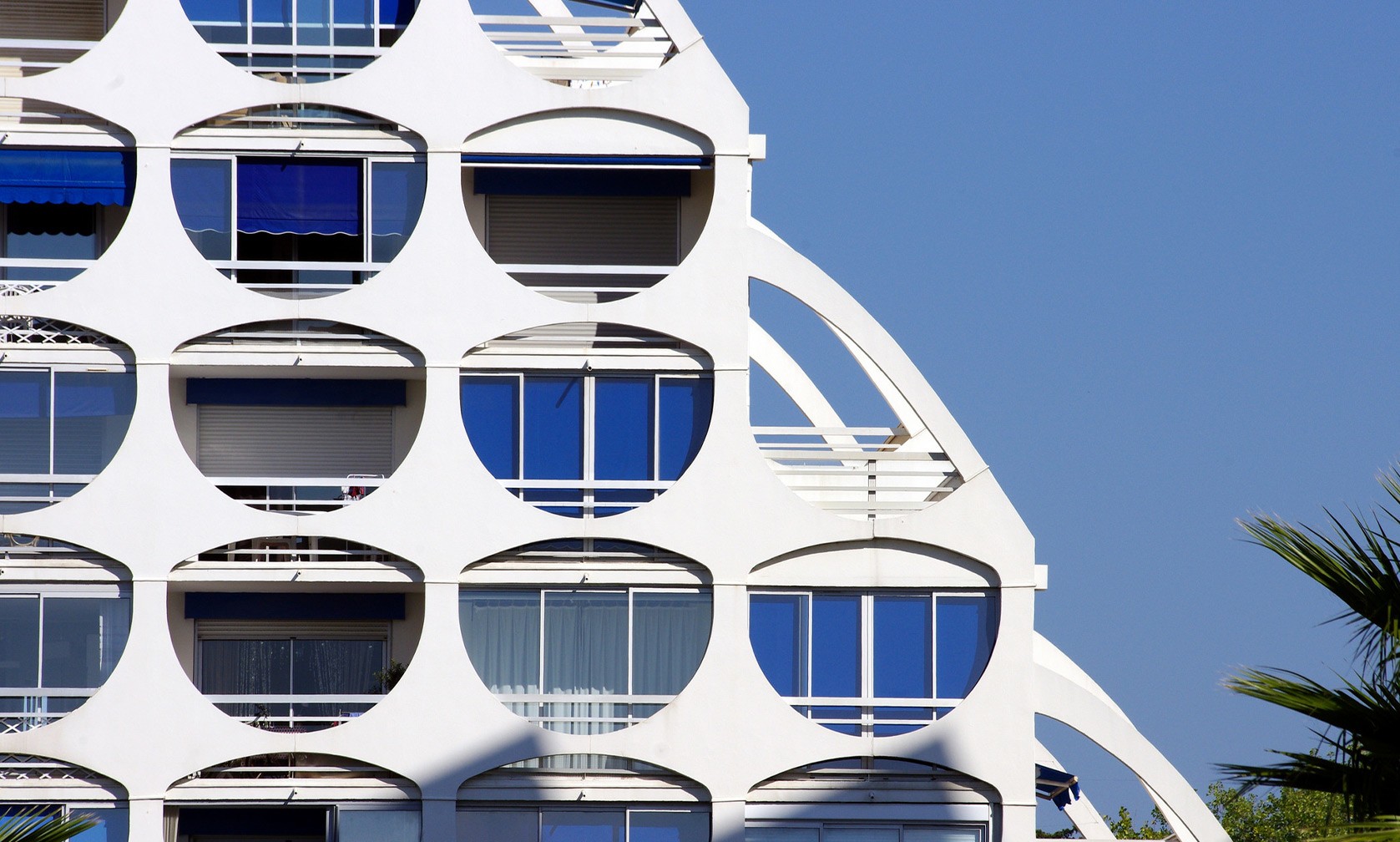 Façade moderniste La Grande-Motte cercles blancs