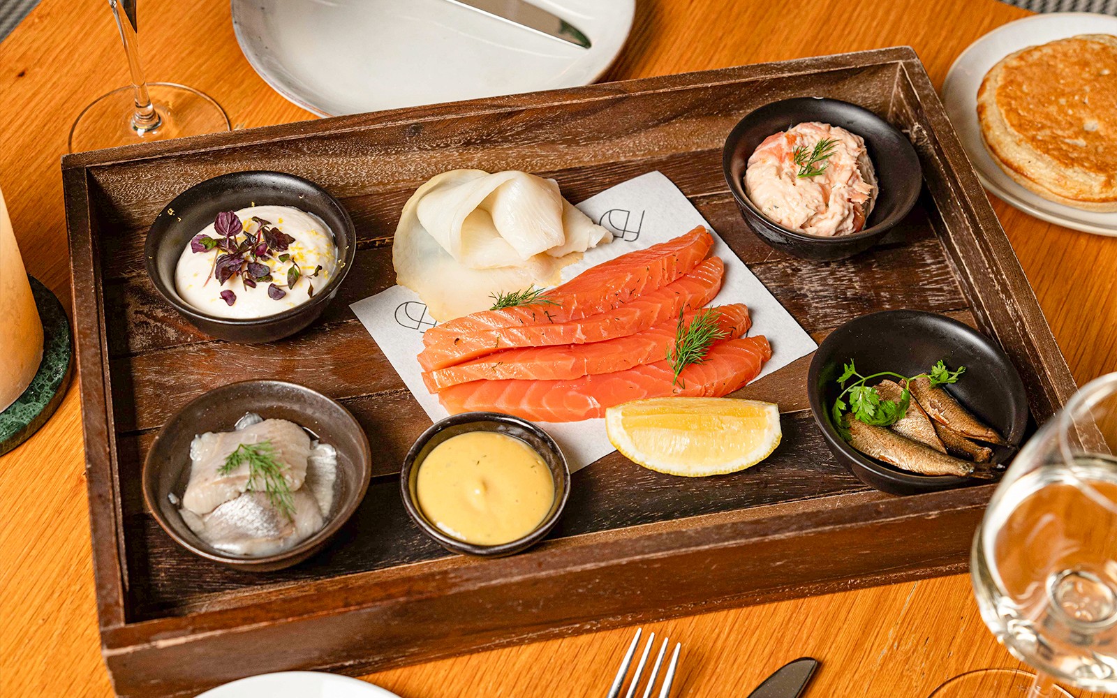在巴黎香榭麗舍大街的Flora Danica餐廳，搭配鮭魚、鯡魚和醬汁的海鮮拼盤。
