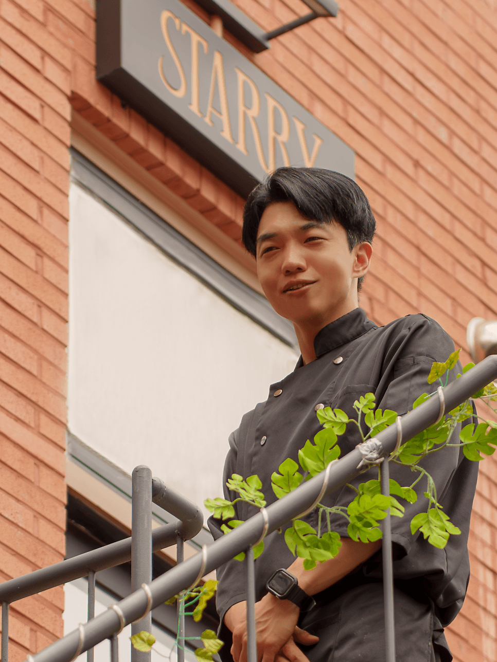 매장 앞 계단에 선 사장님 인물 사진