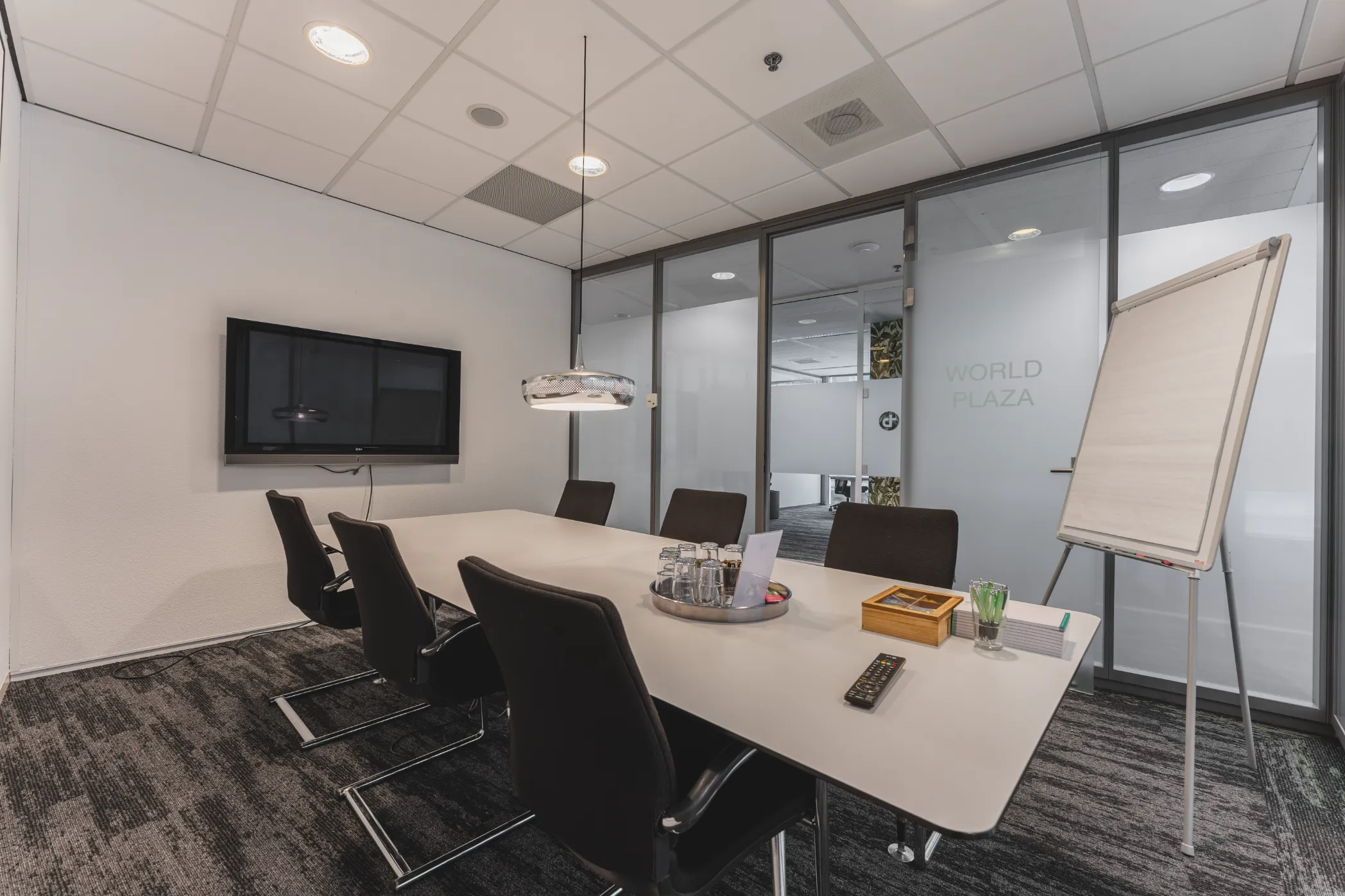 Werkplekken bij het raam met uitzicht op een bakstenen gebouw