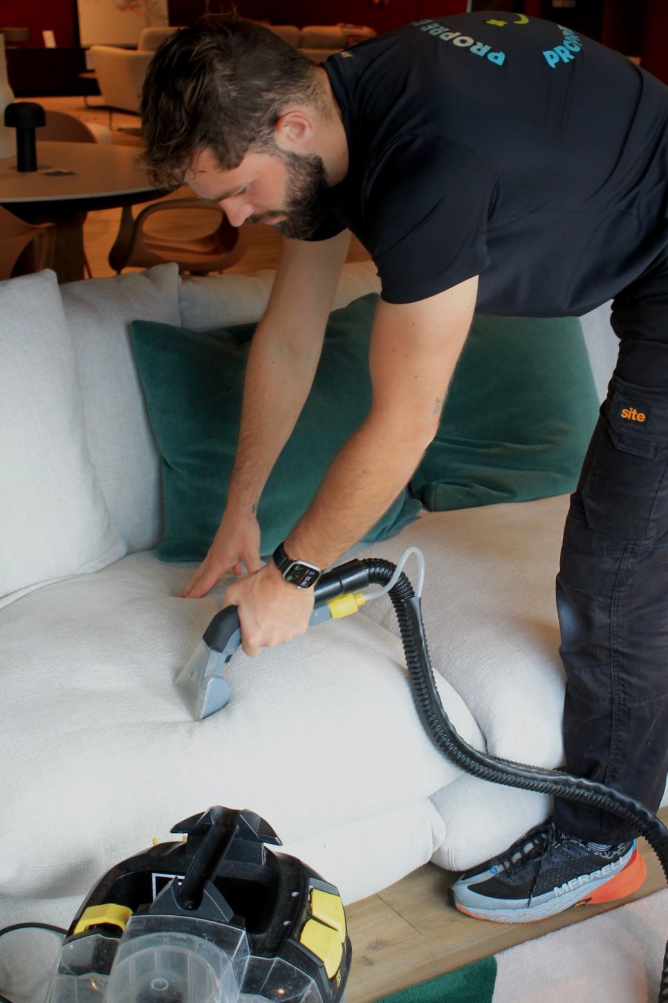 Canapé taché redevenu propre après un nettoyage à domicile par Propre et Net à Rennes