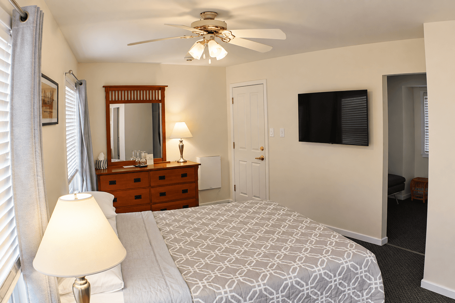 Room 221 - King Suite with Sofa Bed - Corner