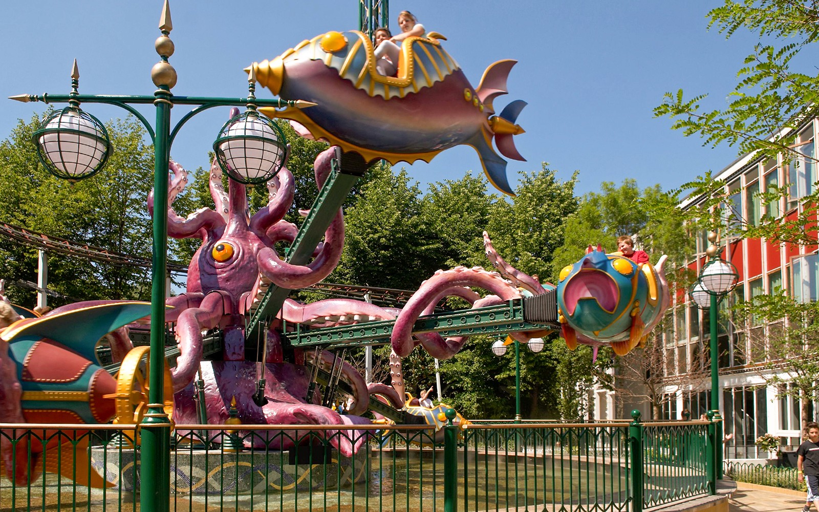 Tivoli Gardens vidámparki attrakció színes hal alakú autókkal és polip szerkezettel.