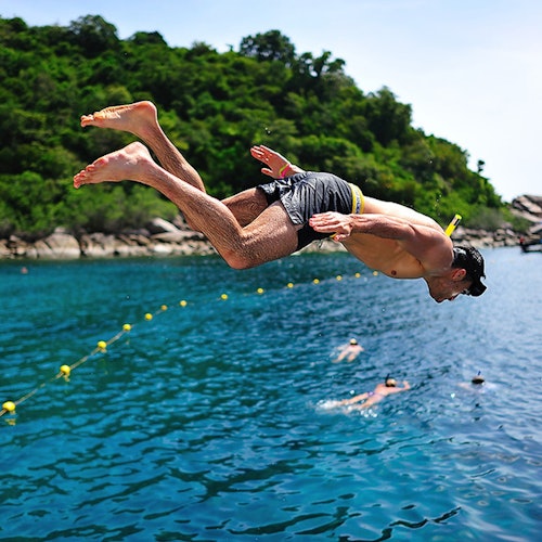 Mergulhe para desfrutar da diversão de nadar no mar!