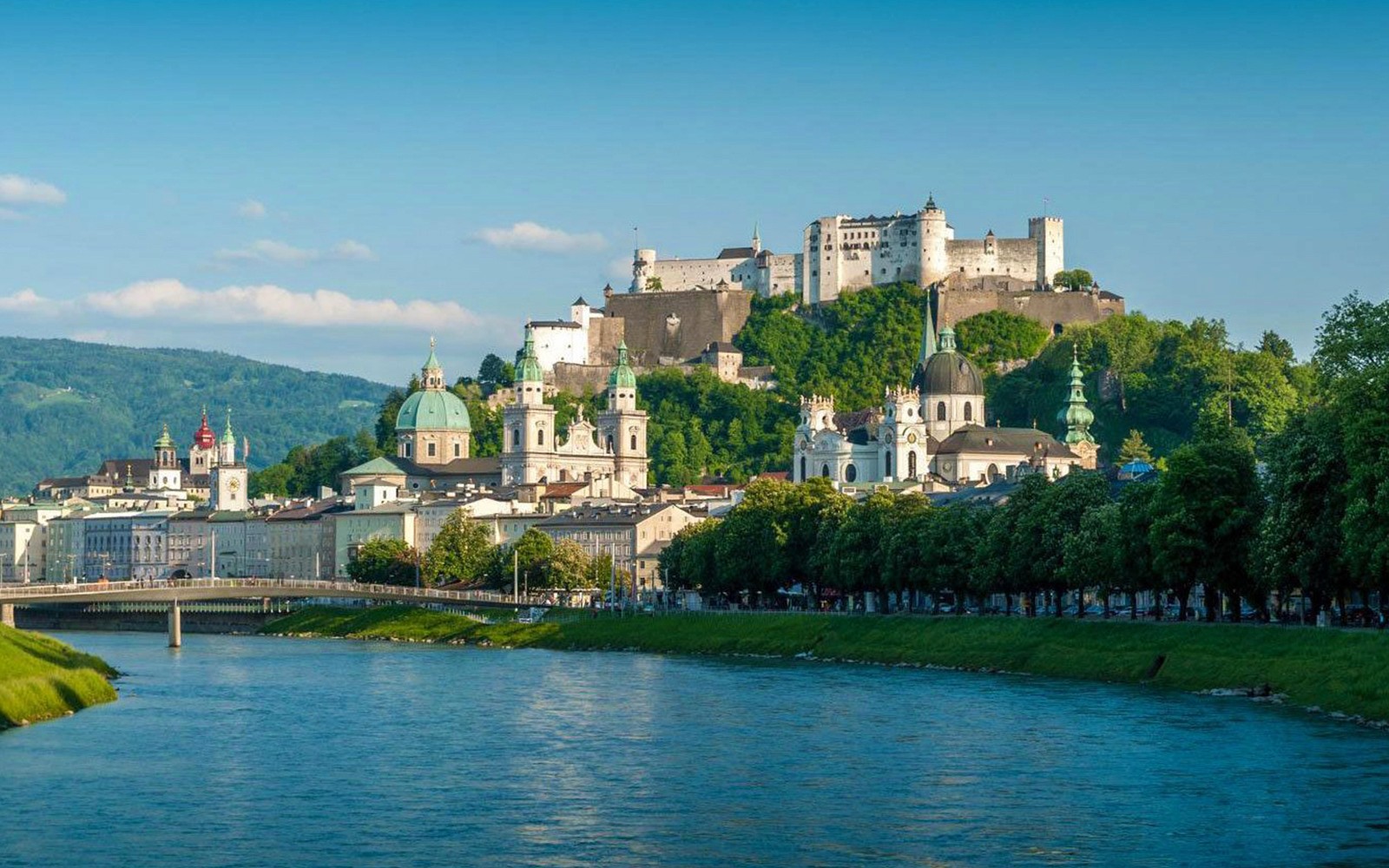 Salzburg byudsigt med Hohensalzburg Fæstning og Salzach-floden, set fra Hop On Hop Off Byrundtur.