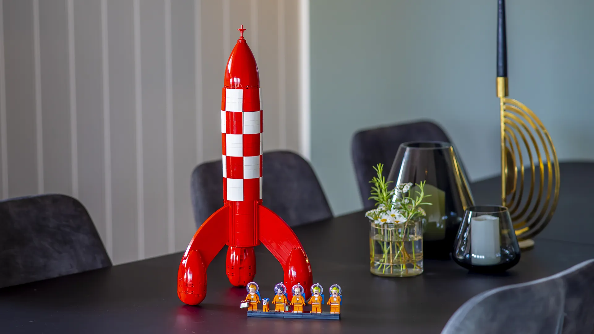 LEGO® Tintin® månerakett med figurene utstilt på et bord