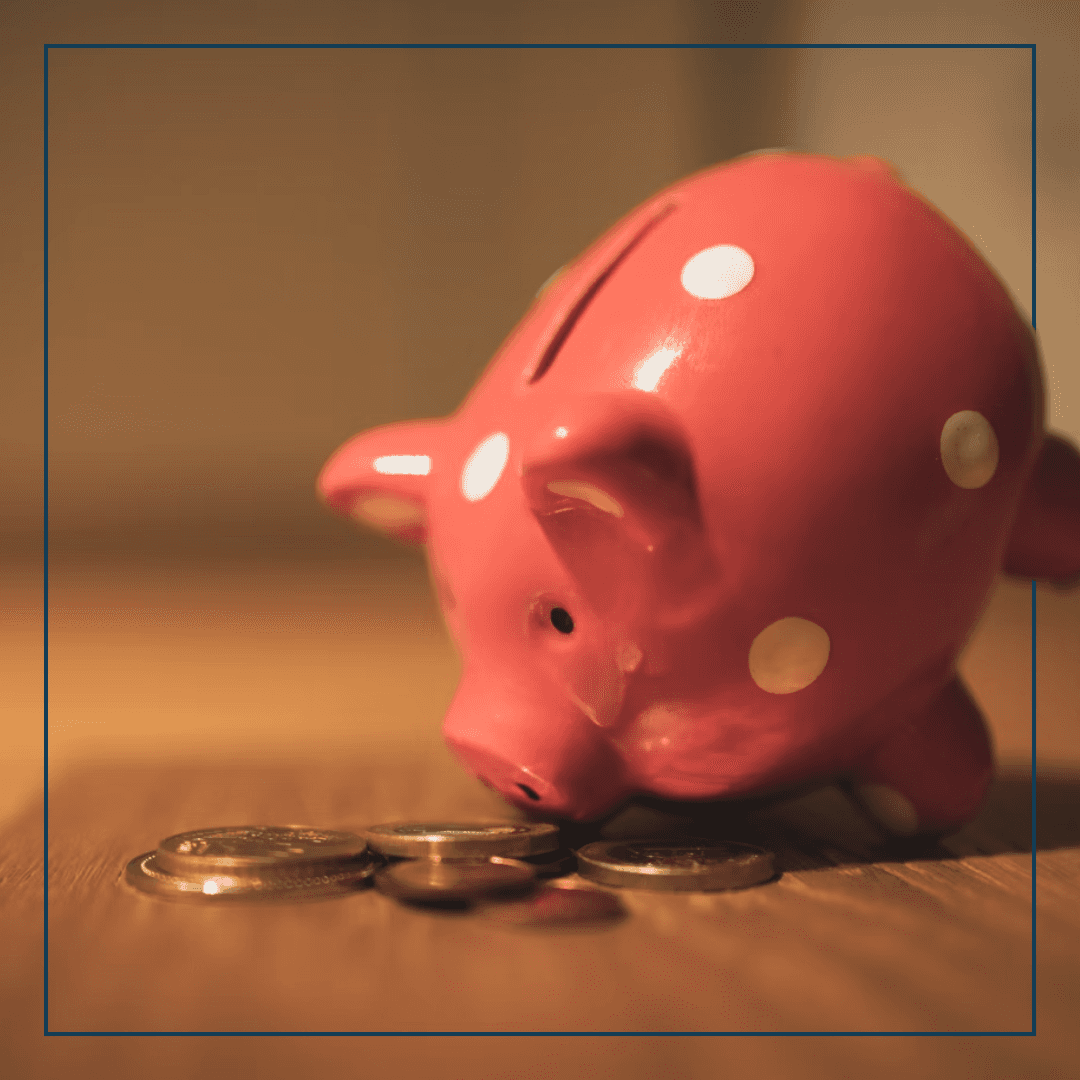 Ein Sparschwein richt an Münzen