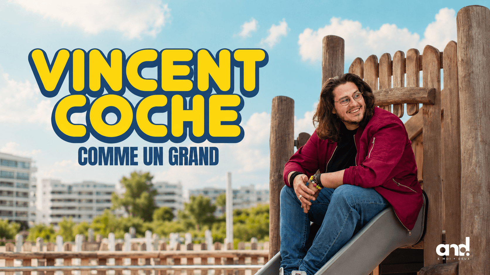 Affiche de Comme un grand. Vincent est assit sur un toboggan pour enfant
