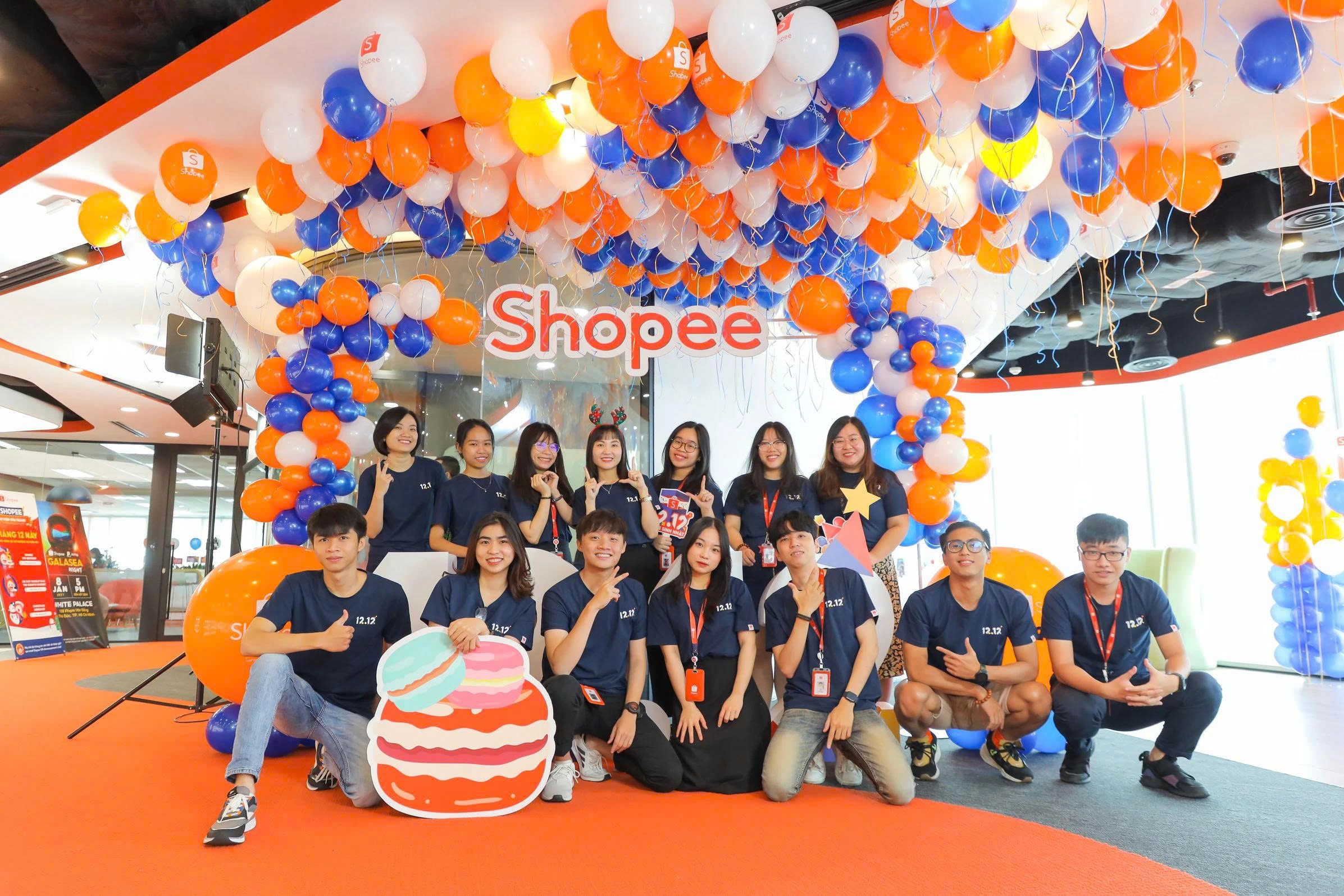 Ảnh 1: Anh Huy cùng đồng nghiệp tại Shopee