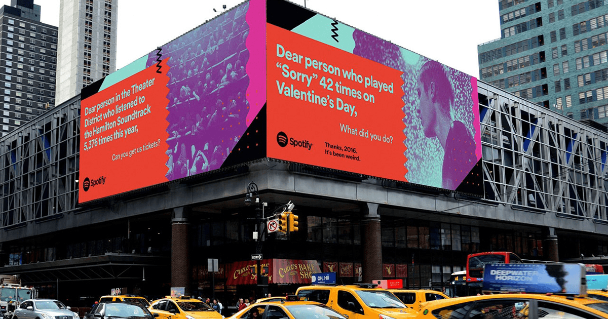 Outdoor do Spotify com frase "Querida pessoa que escutou ‘Sorry’ 42 vezes no dia dos namorados, o que você fez?"
