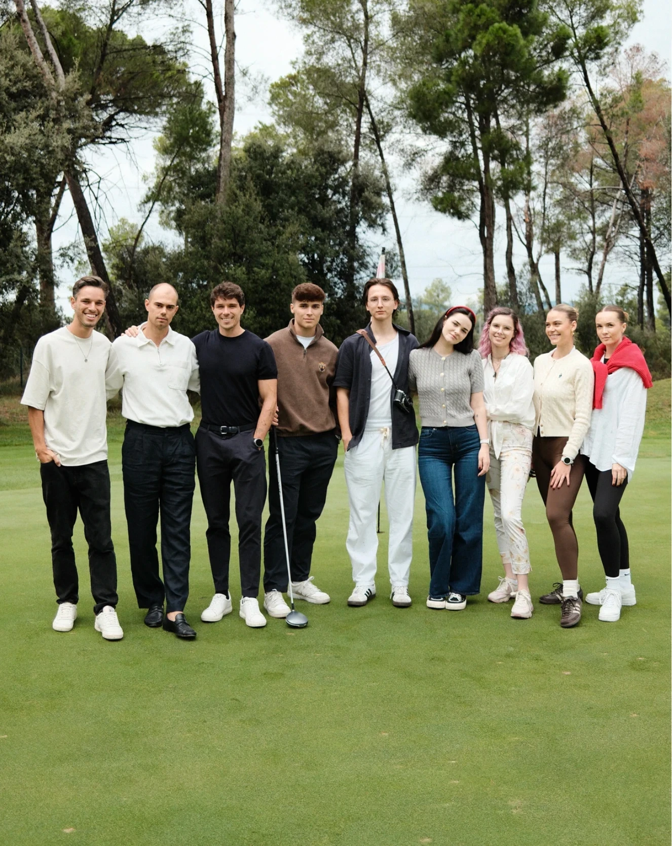 Fotograf Marc Schiele bei einem professionellen Shooting für Huawei mit Kunden und Influencern auf einem Golfplatz