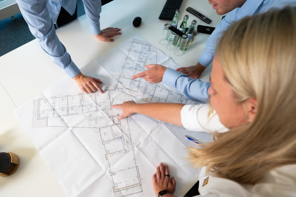 Planung eines Projekts am Konferenztisch