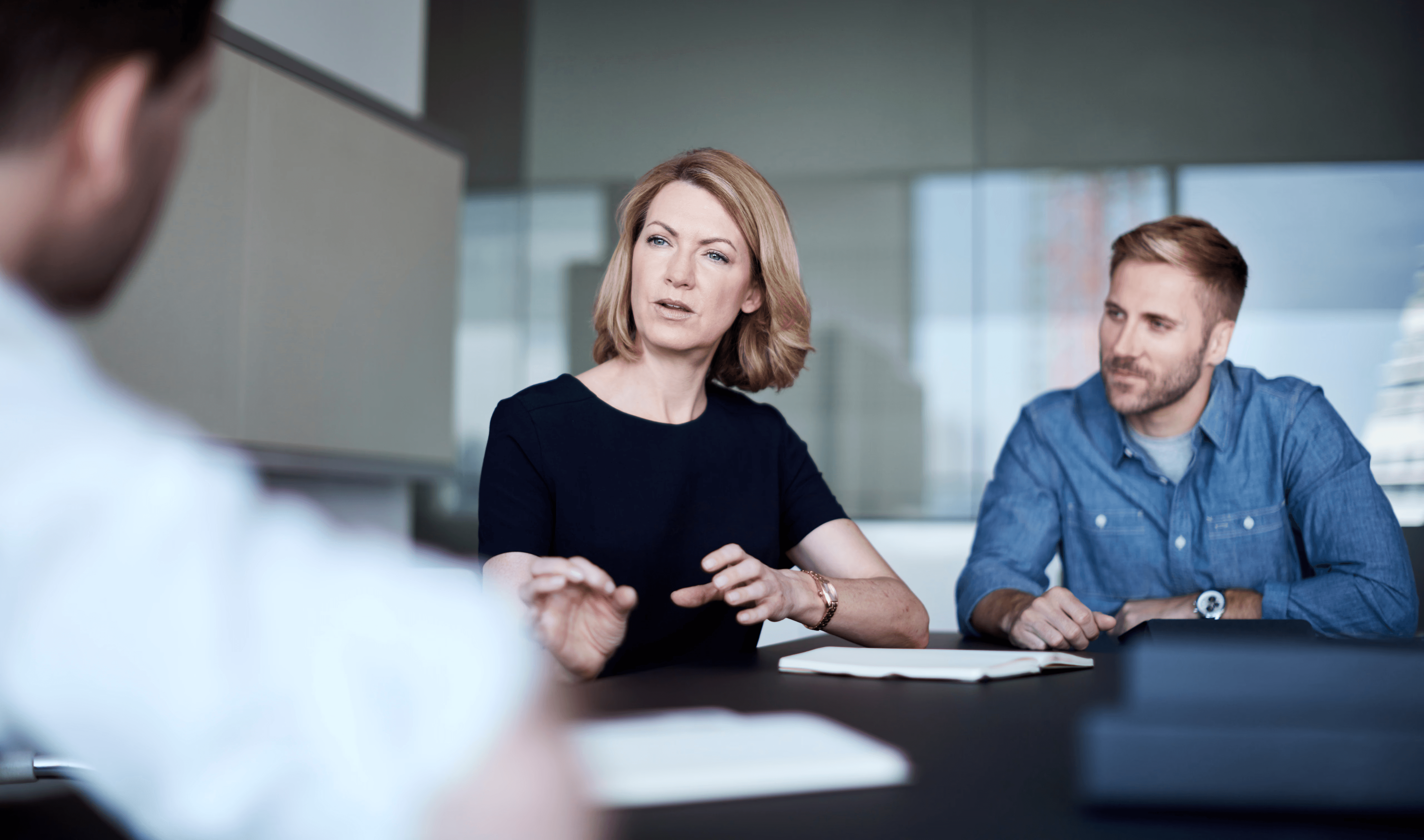 Auditor befragt das Personal zu Kundenanforderungen und zu Nachweisen der Auslieferung, was die Prüfung von Kunden- und Anforderungsmanagement, Änderungsbearbeitung und nachvollziehbaren Prozessen von der Anforderung bis zur Lieferung gemäß ISO 9001 darstellt.