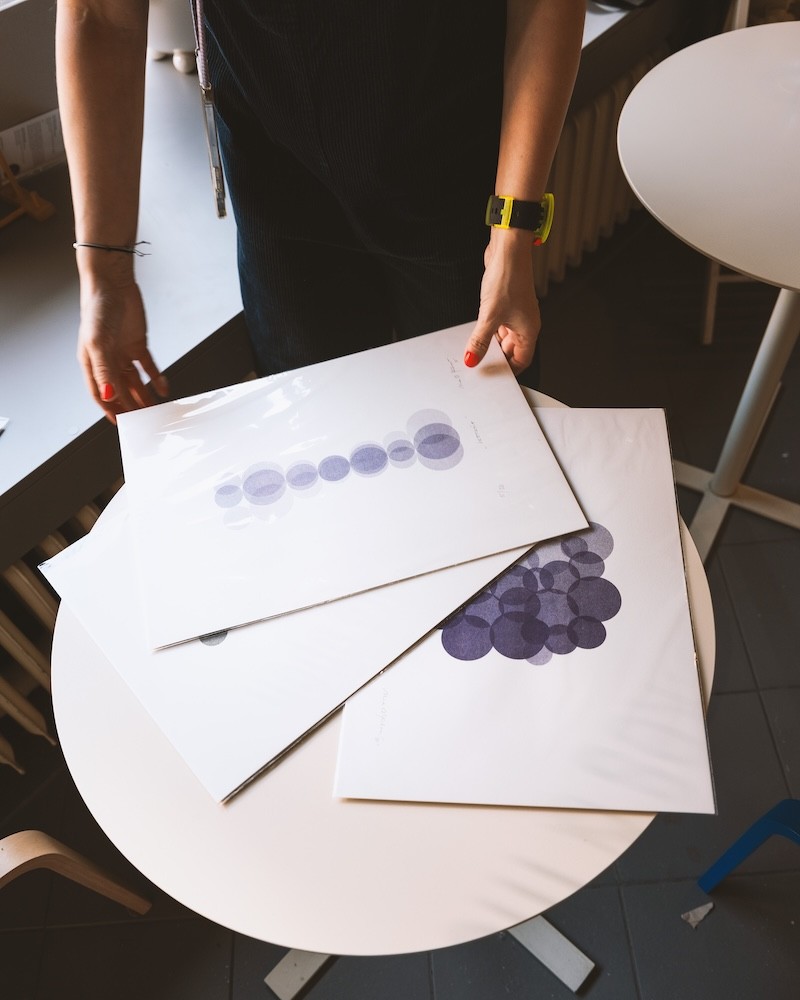 Grafiky s motívom bublín z kolekcie BUBBLES od Niny A. Šoškovej pripravené na predaj v contemporary suvenir