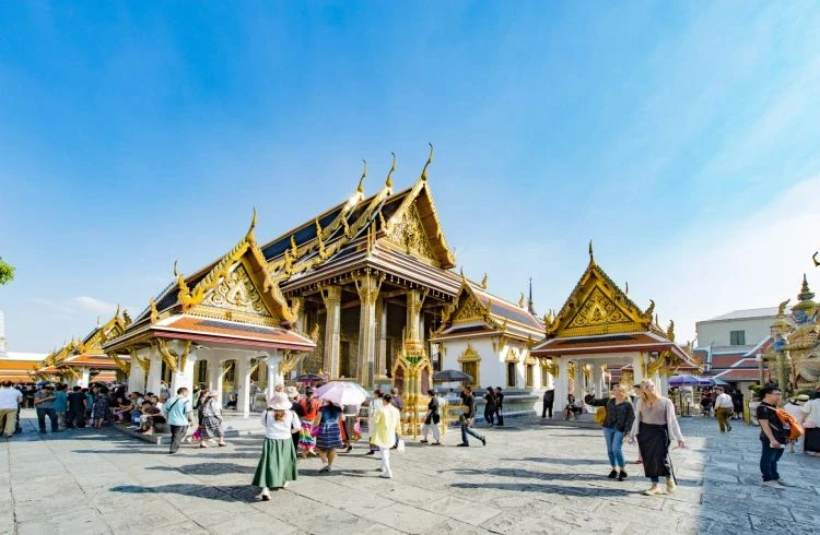 Tourists at Grand Palace temple.