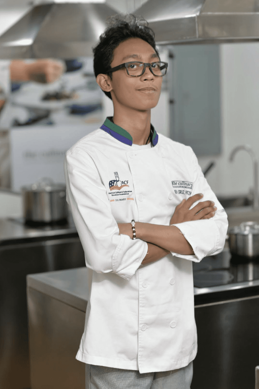 man in green crew neck shirt and black hat