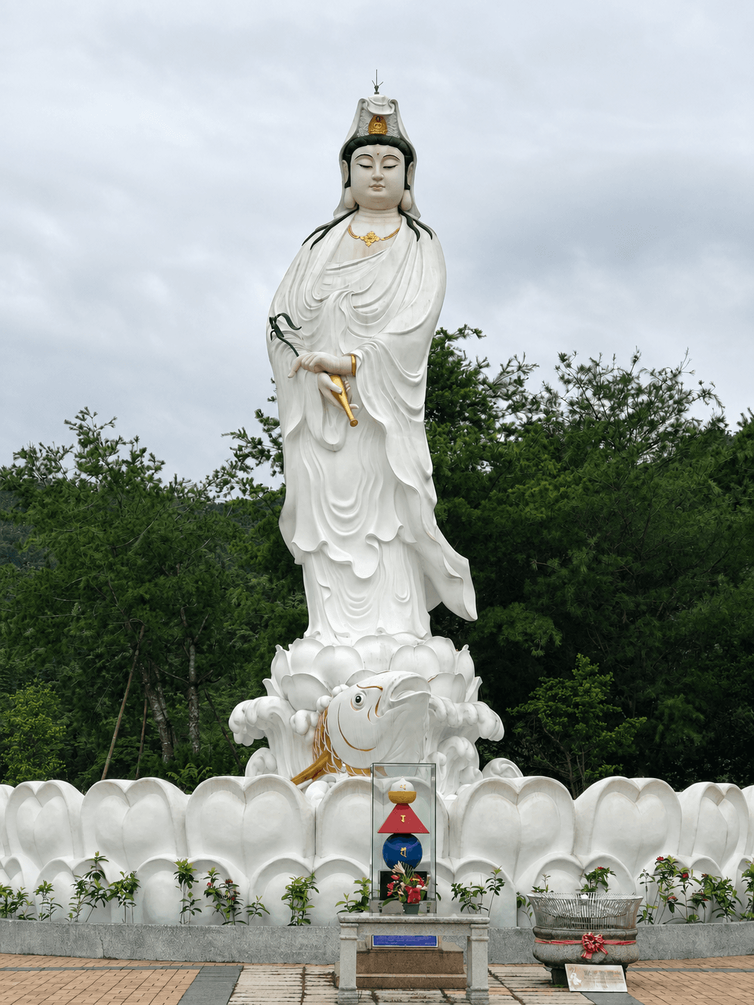 埔里鯉魚潭觀音佛像,立像、蓮座及周圍山林。