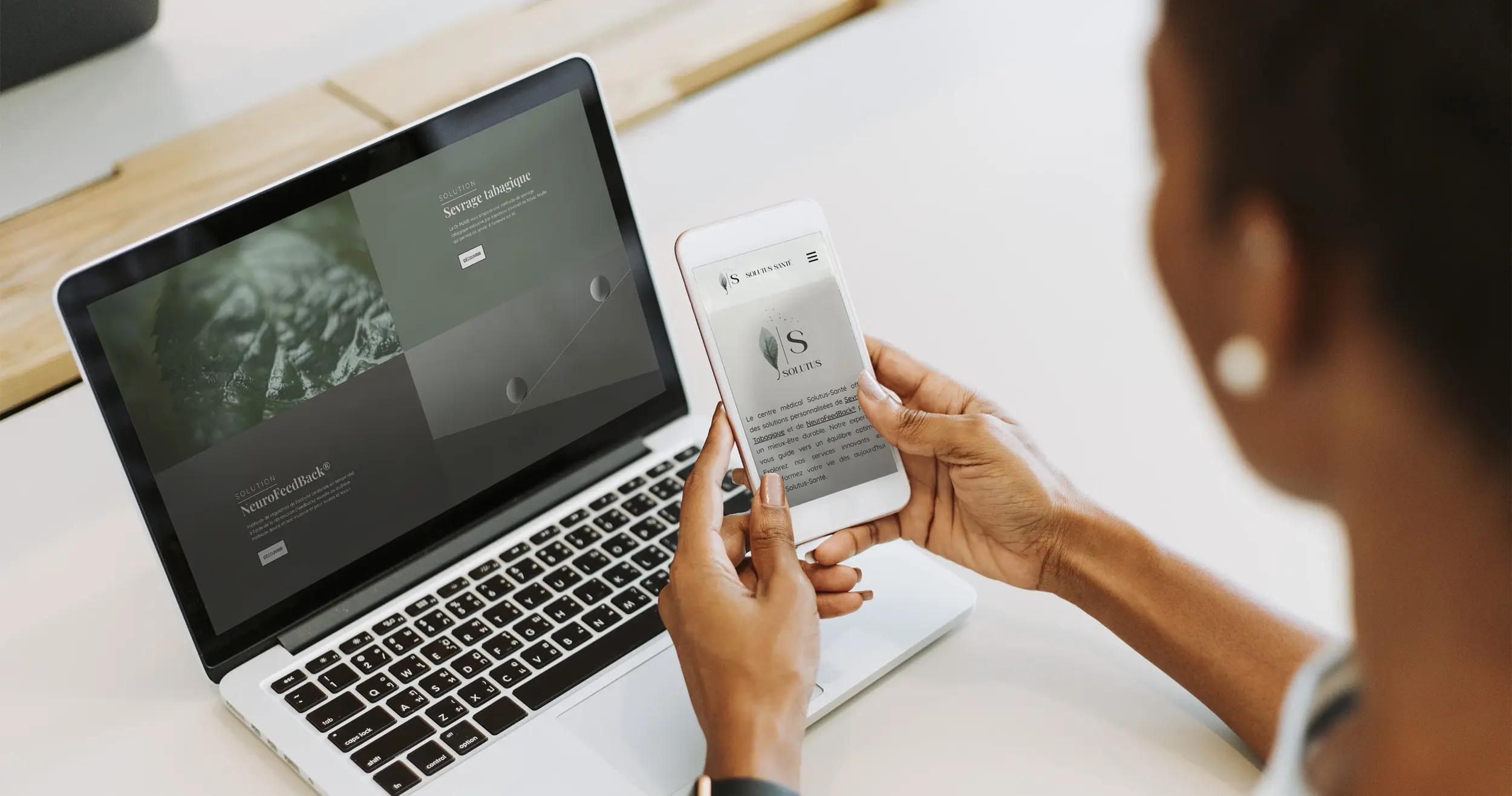 Femme devant son laptop et son smartphone
