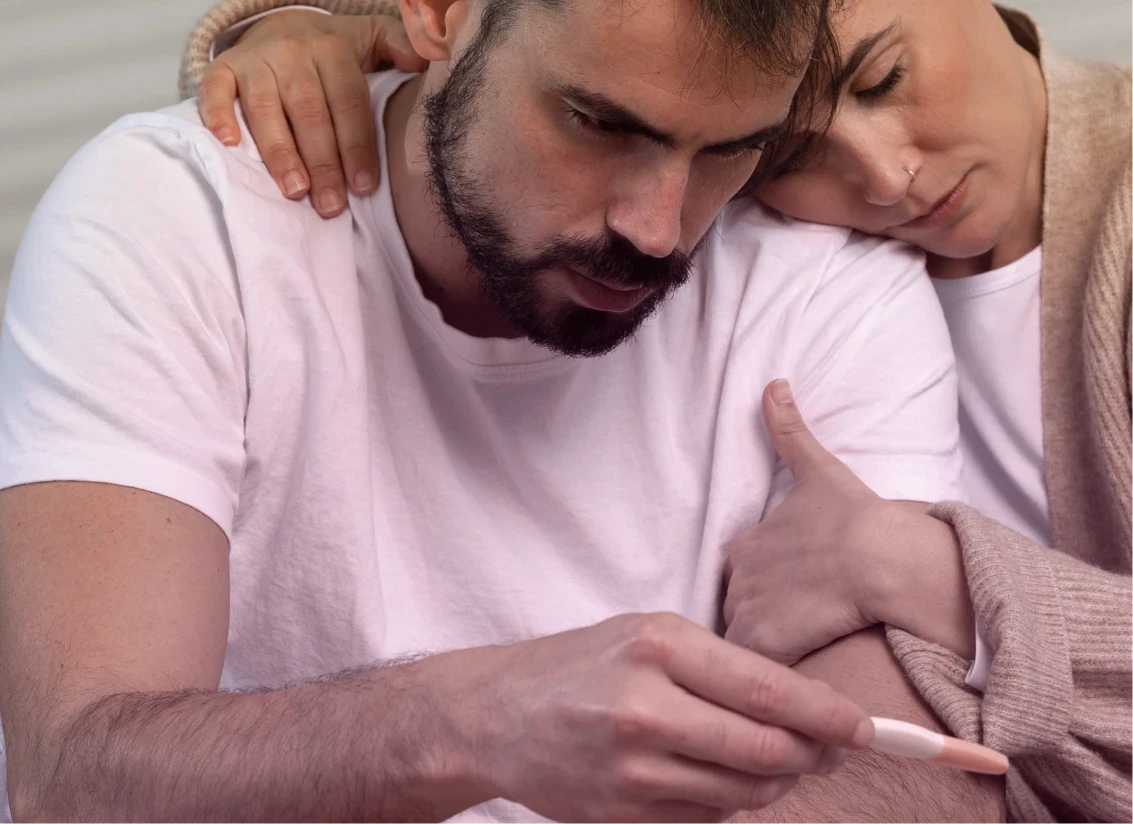 Homem segurando teste de gravidez negativo durante investigação de infertilidade masculina