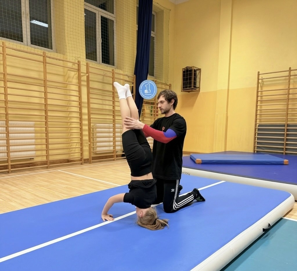 Trener Jacek asekuruje dziewczynkę do fiflaka na zajęciach z gimnastyki w zakopanym