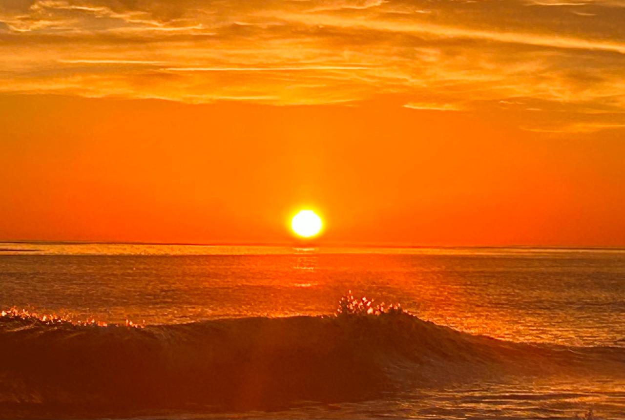 Puesta de sol en la playa de Bahía San Francisco