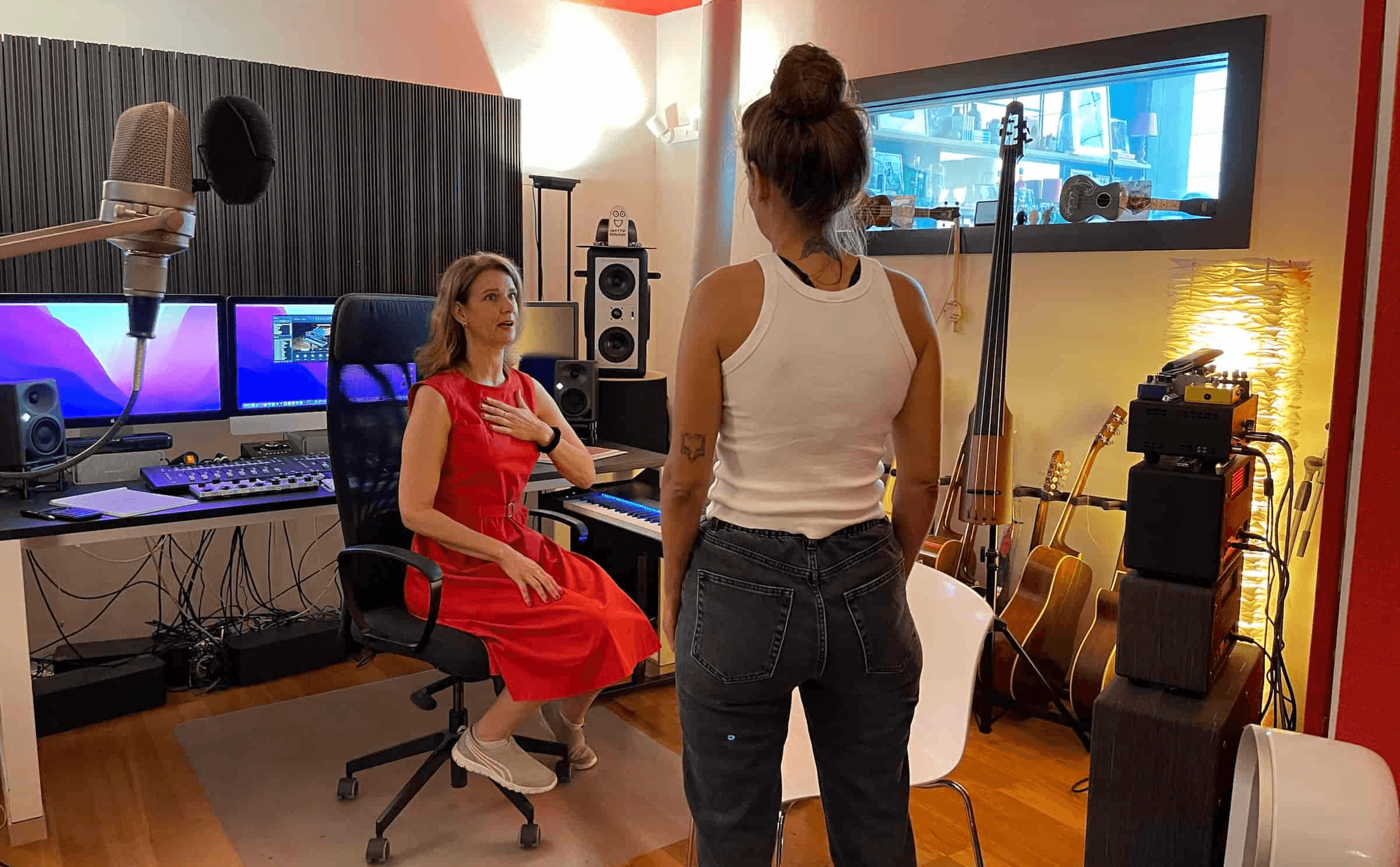 Exklusives VIP Gesangscoaching im Tonstudio: Vocal Coach Danielle Zuber arbeitet intensiv 1:1 mit einer Sängerin. Im Hintergrund ist professionelles Studio-Equipment wie Mikrofone, Monitore und Instrumente zu sehen.