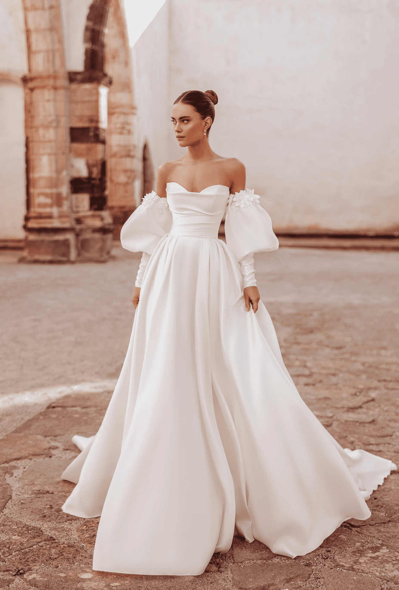 Prinzessin Brautkleid Anika von Dama Couture im Clean Chic aus Mikado mit moderner Corsage und Handschuhen