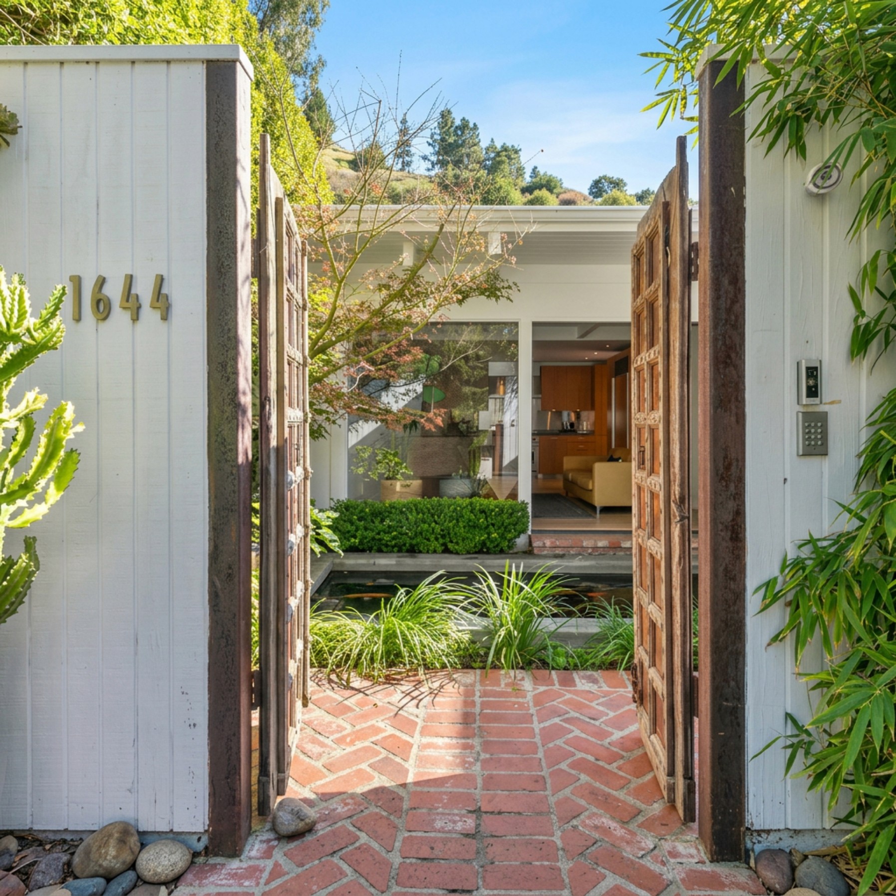 The Marmont Villa - Gate