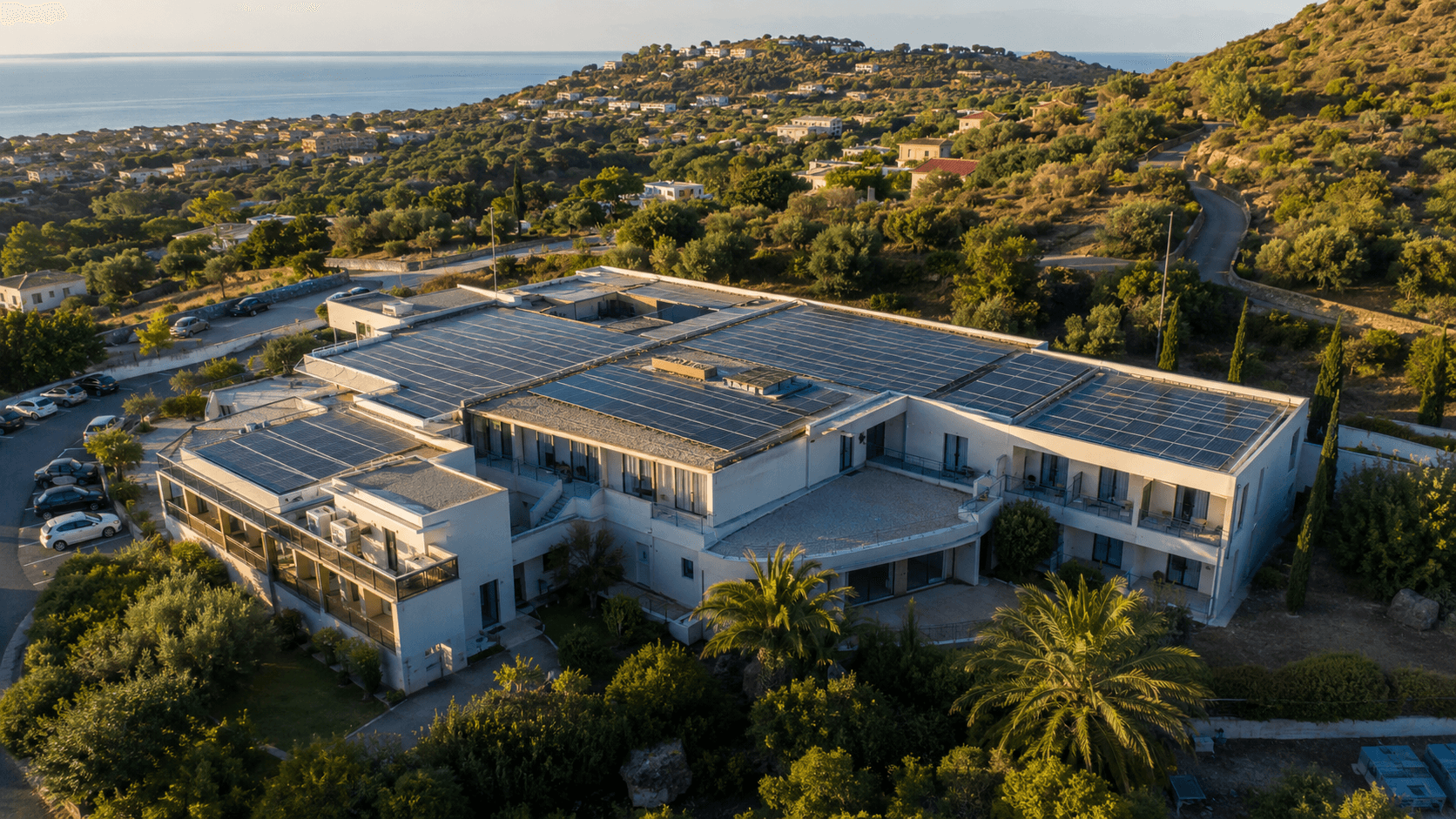 Bâtiment résidentiel méditerranéen équipé de panneaux photovoltaïques en Balagne