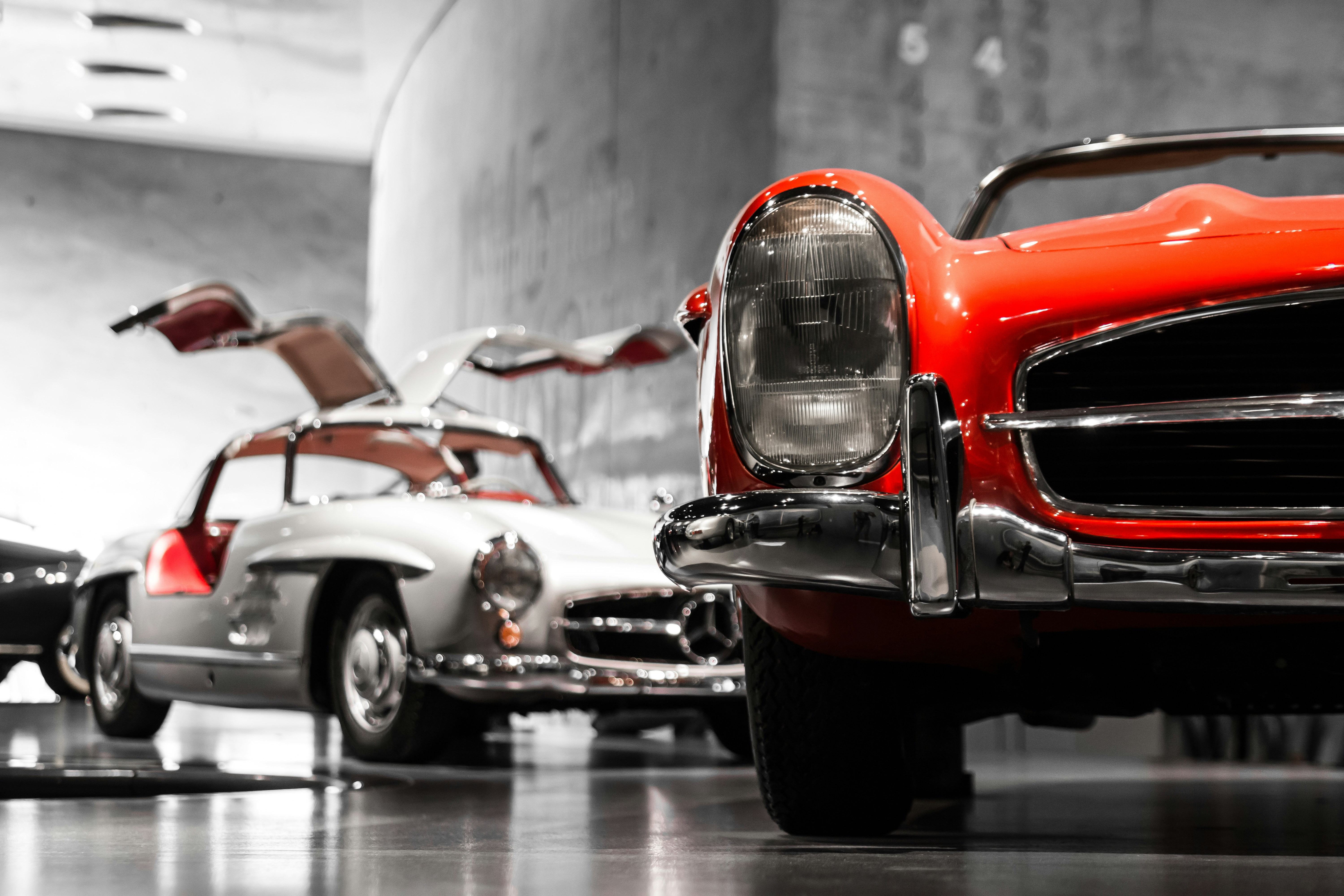 Oldtimer-Sammlung im hellen Showroom