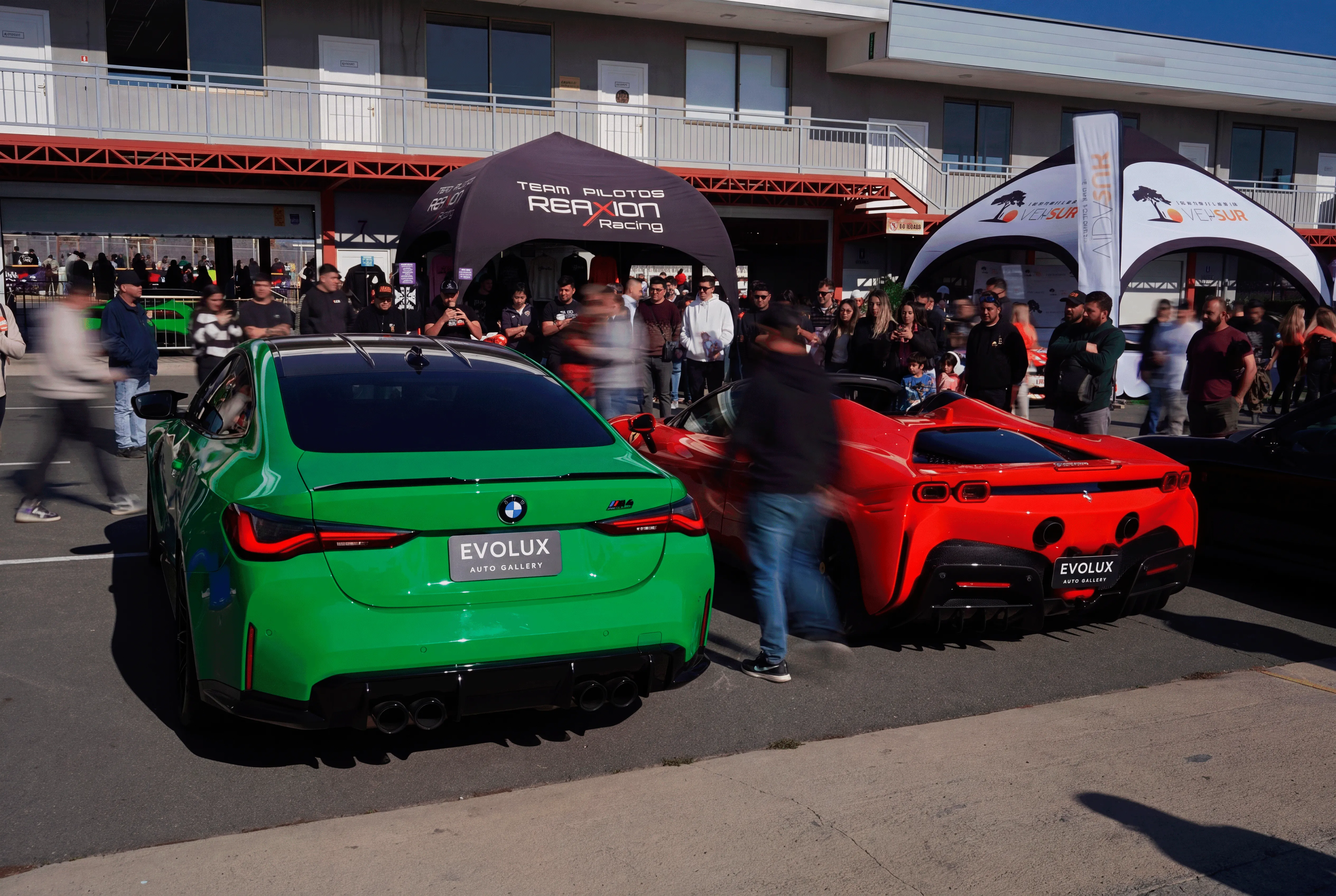 Dos autos de Evolux en evento