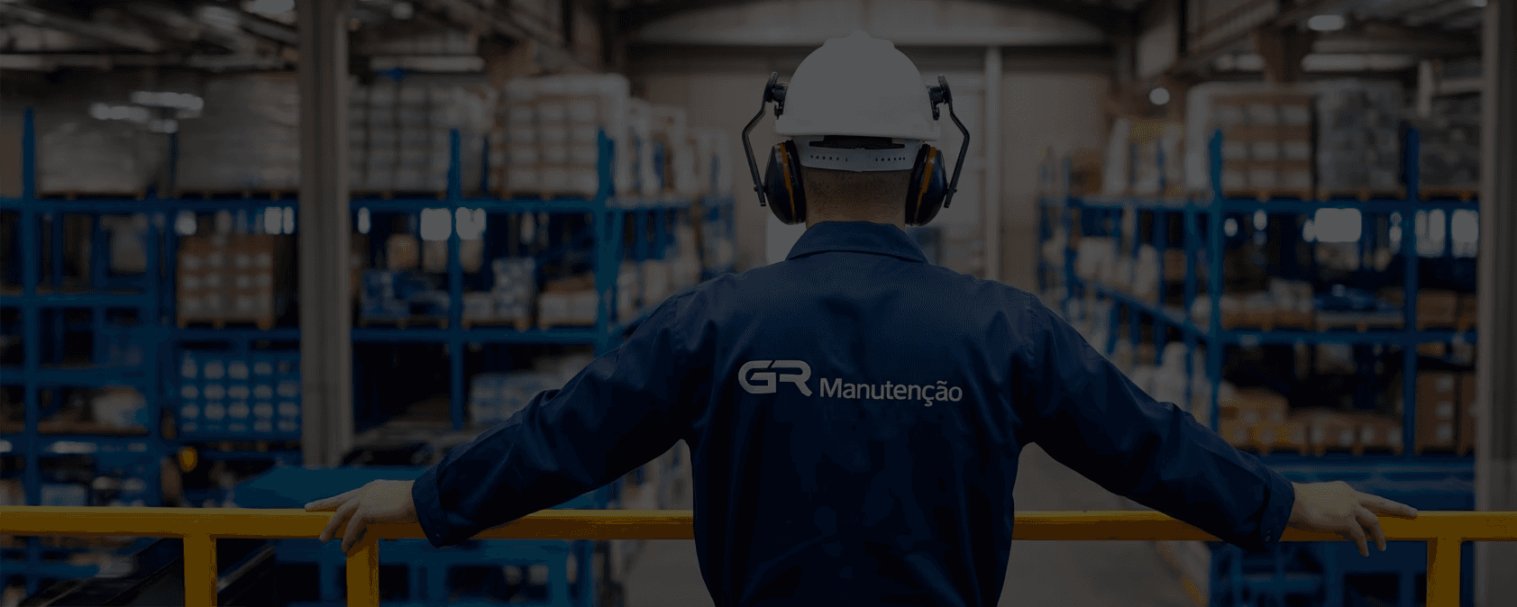 Um profissional de manutenção com o logo da GR Manutenção nas costas